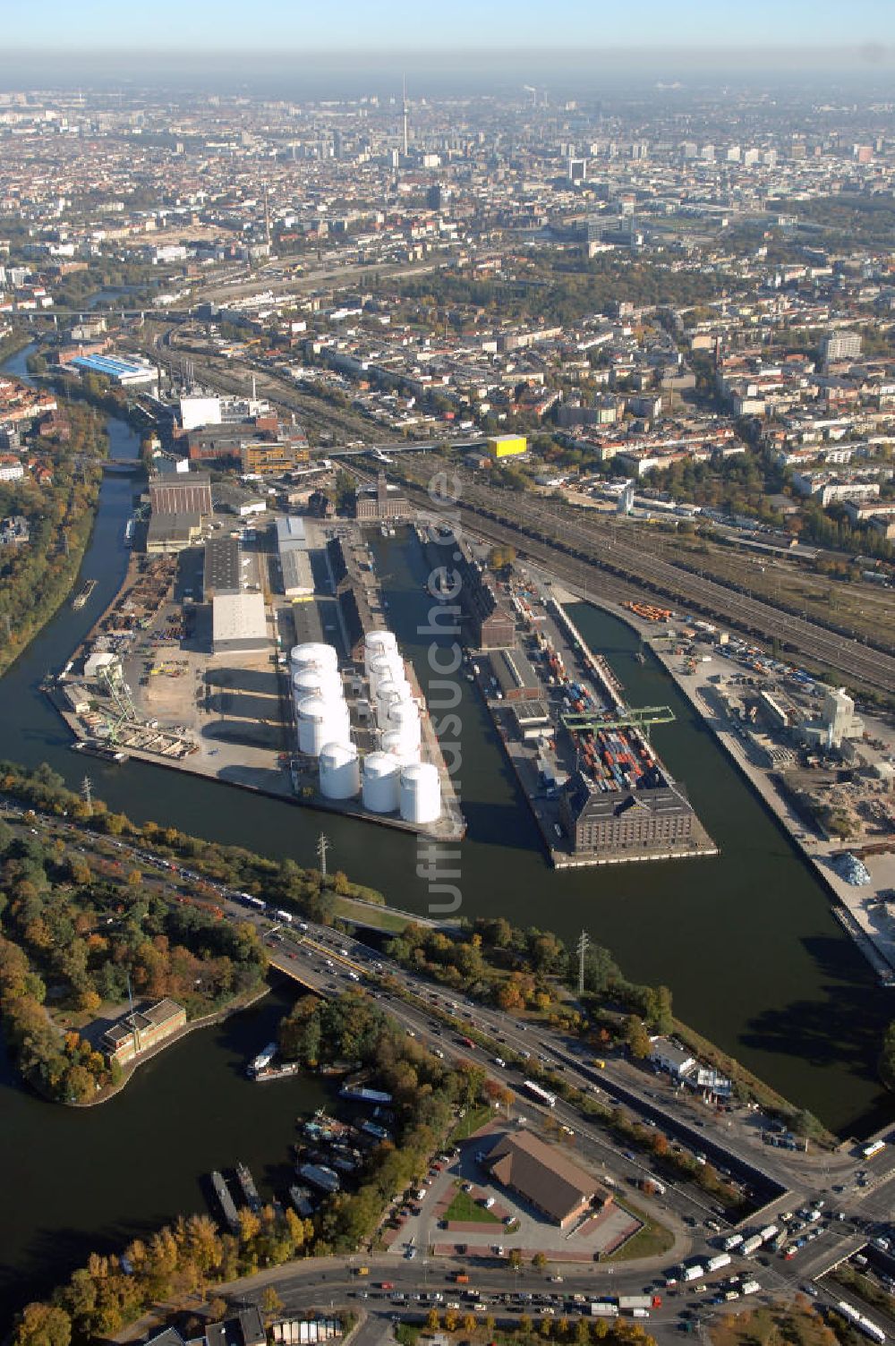 Berlin von oben - Berliner Westhafen ist ein Binnenhafen im Ortsteil Moabit des Bezirks Mitte