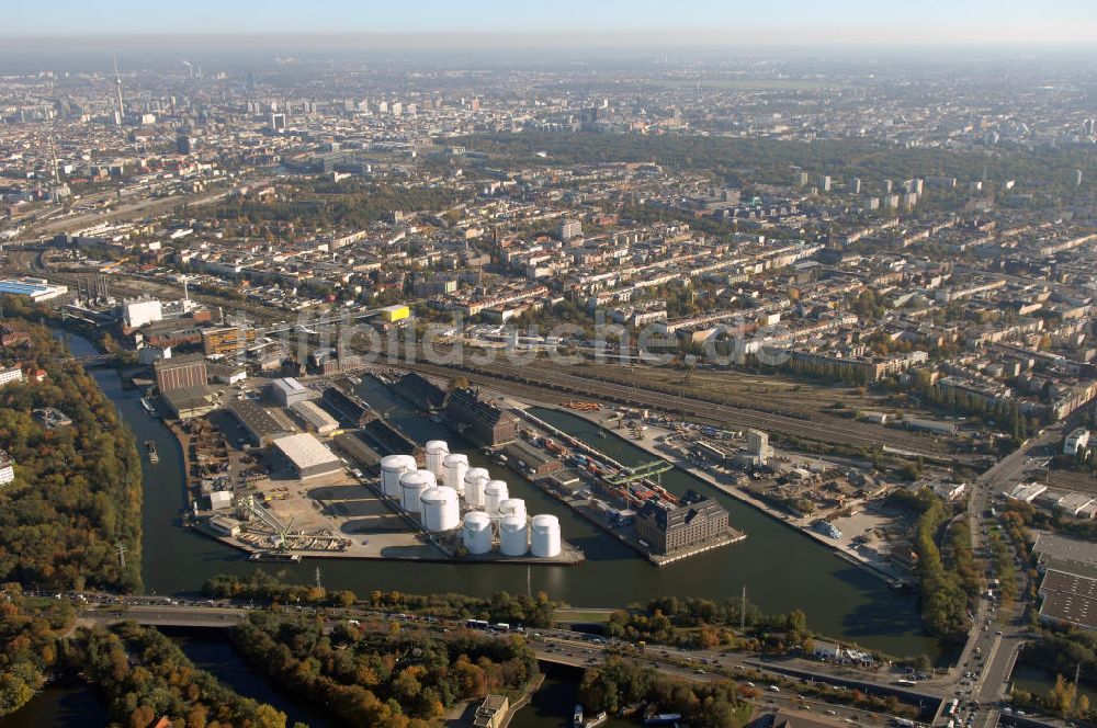 Berlin von oben - Berliner Westhafen ist ein Binnenhafen im Ortsteil Moabit des Bezirks Mitte