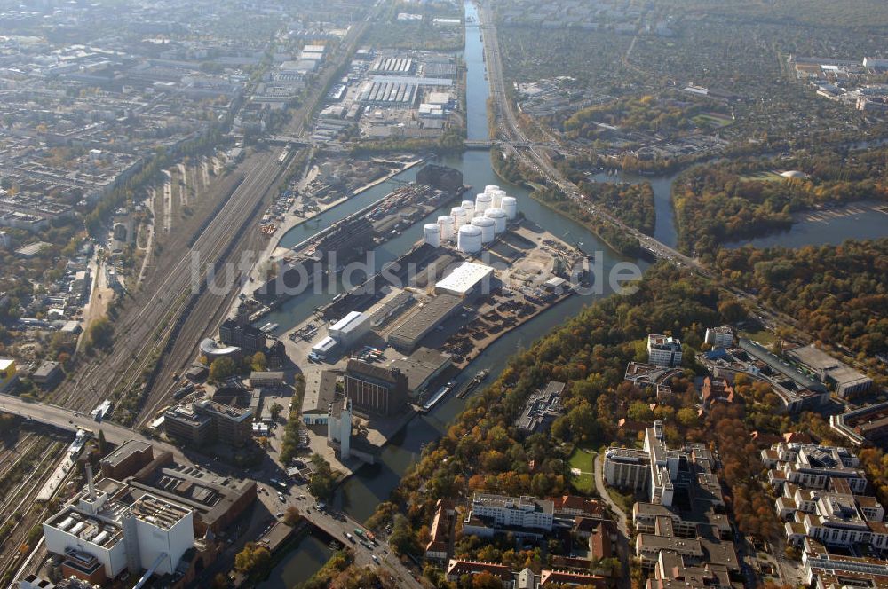 Luftbild Berlin - Berliner Westhafen ist ein Binnenhafen im Ortsteil Moabit des Bezirks Mitte