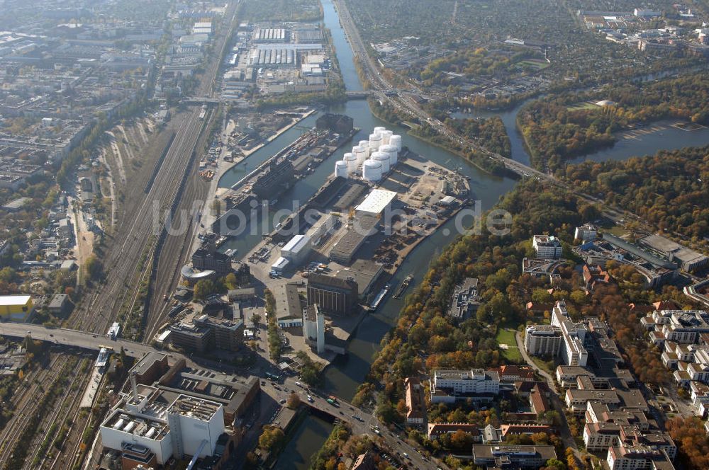 Luftaufnahme Berlin - Berliner Westhafen ist ein Binnenhafen im Ortsteil Moabit des Bezirks Mitte