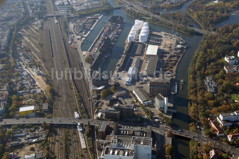 Berlin von oben - Berliner Westhafen ist ein Binnenhafen im Ortsteil Moabit des Bezirks Mitte