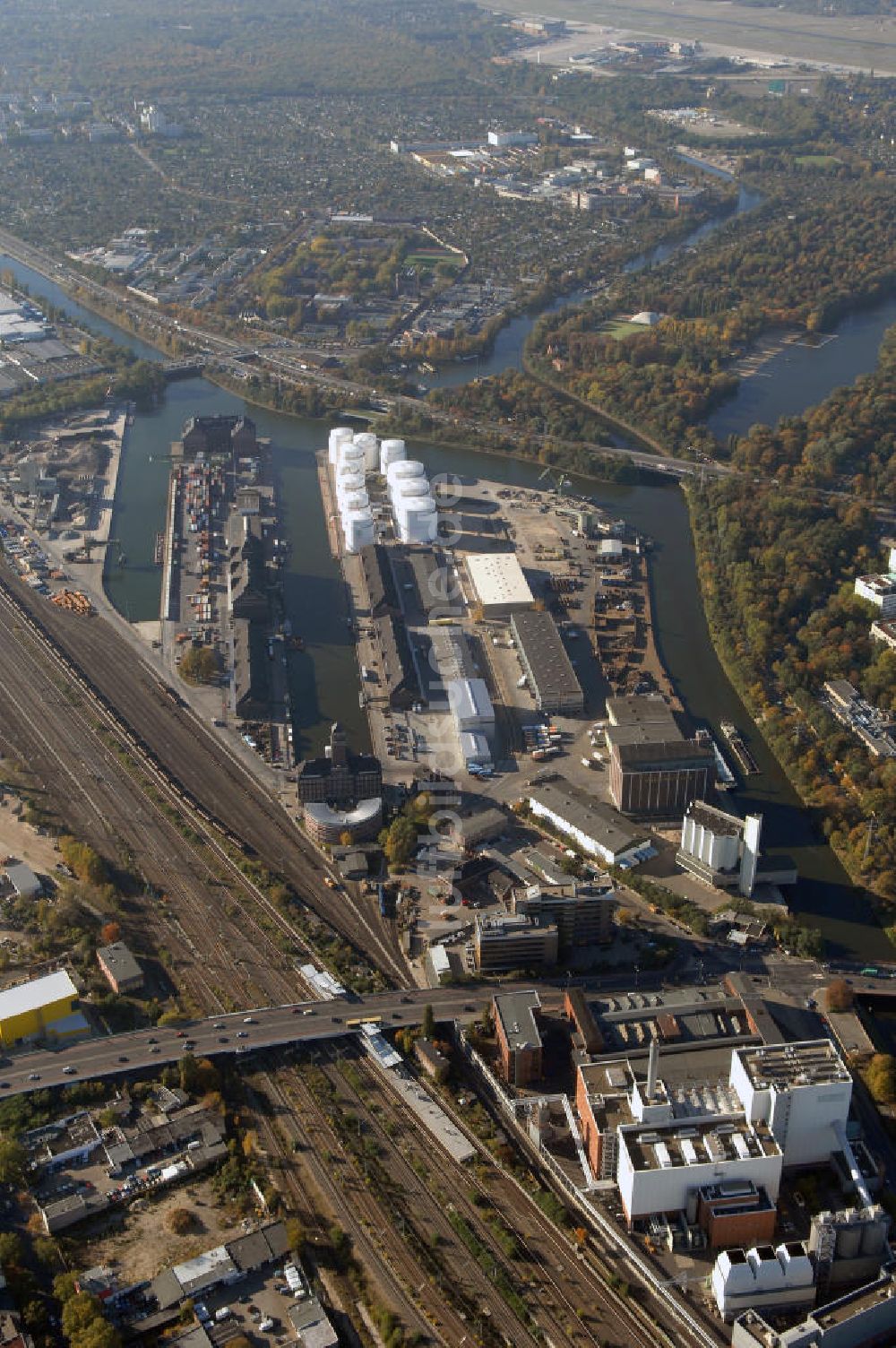 Luftaufnahme Berlin - Berliner Westhafen ist ein Binnenhafen im Ortsteil Moabit des Bezirks Mitte