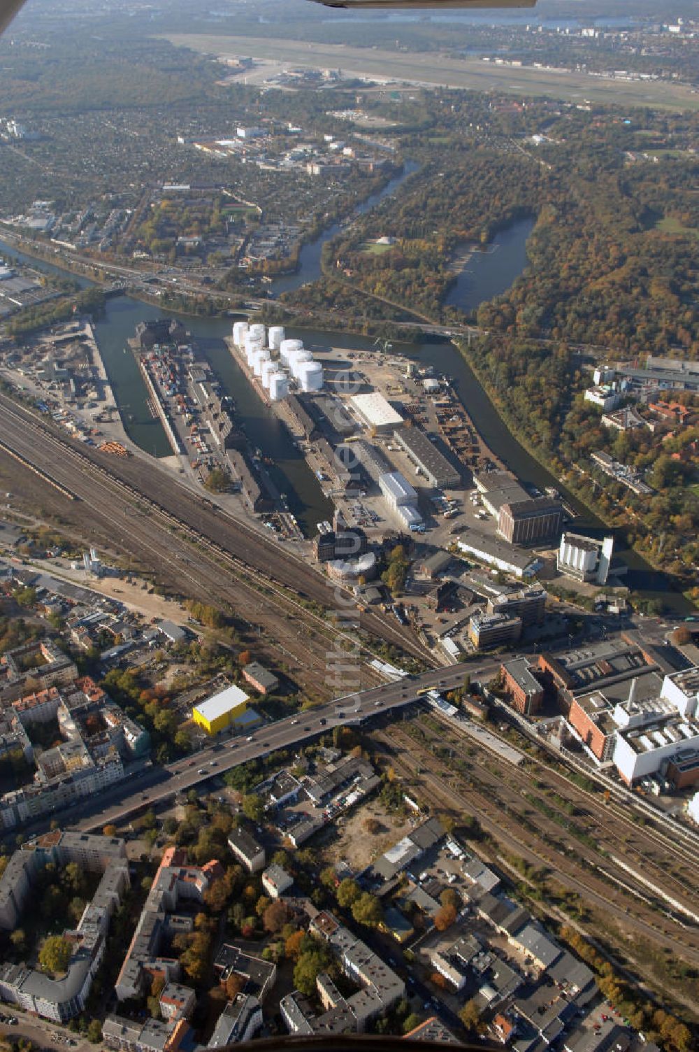 Berlin von oben - Berliner Westhafen ist ein Binnenhafen im Ortsteil Moabit des Bezirks Mitte