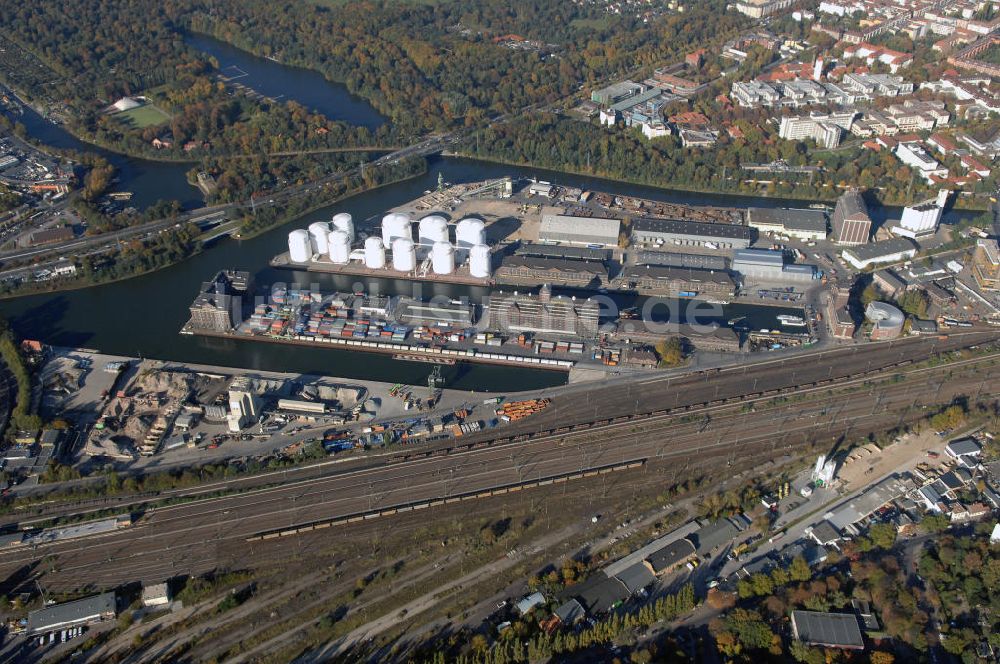 Luftaufnahme Berlin - Berliner Westhafen ist ein Binnenhafen im Ortsteil Moabit des Bezirks Mitte