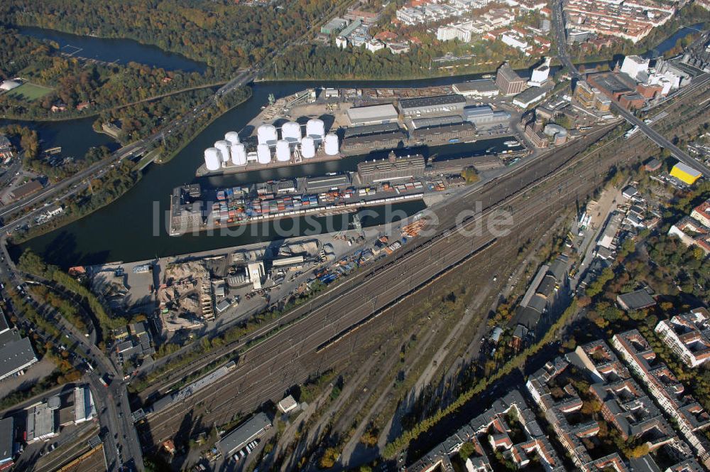 Berlin von oben - Berliner Westhafen ist ein Binnenhafen im Ortsteil Moabit des Bezirks Mitte