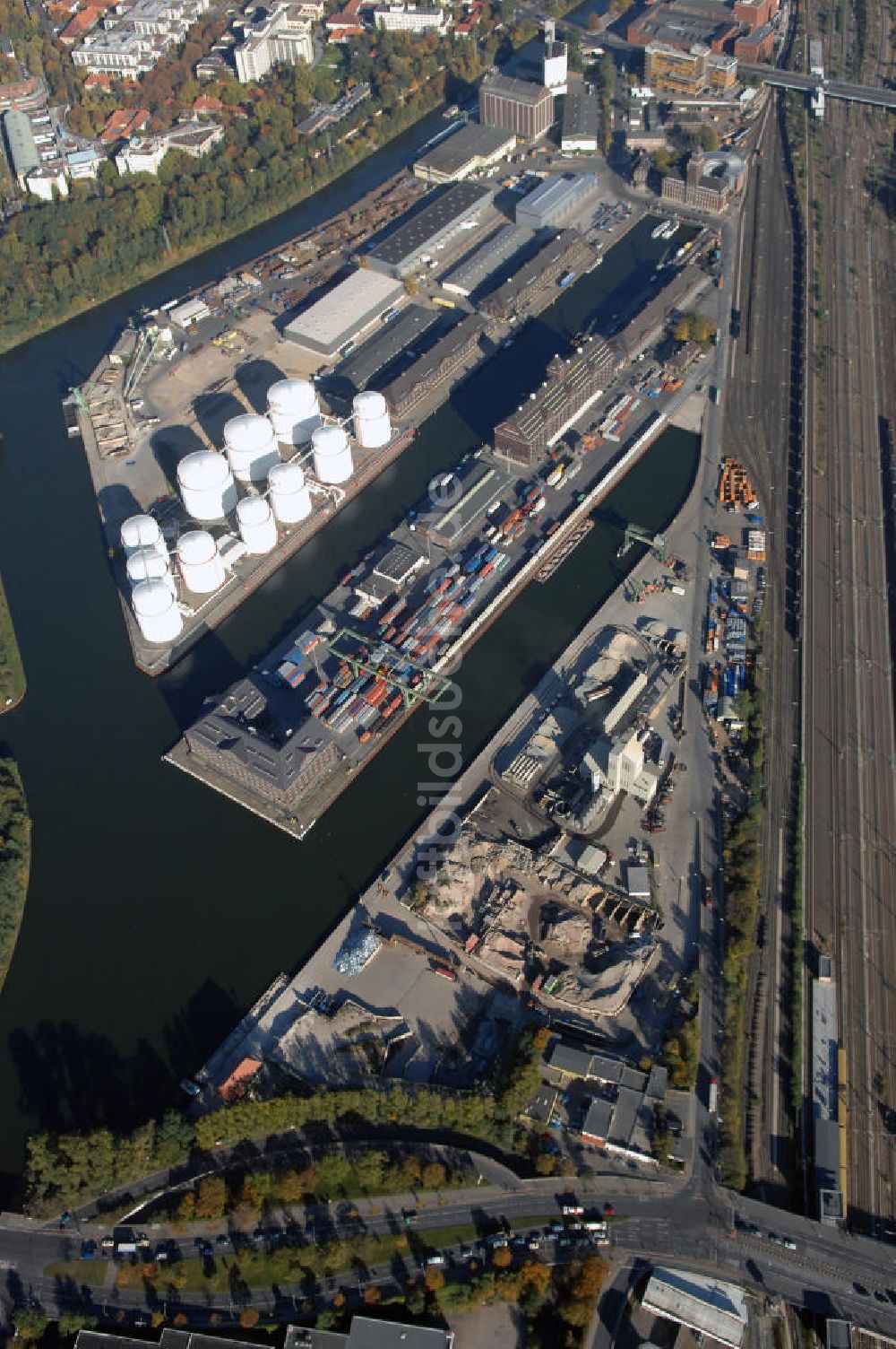 Luftbild Berlin - Berliner Westhafen ist ein Binnenhafen im Ortsteil Moabit des Bezirks Mitte