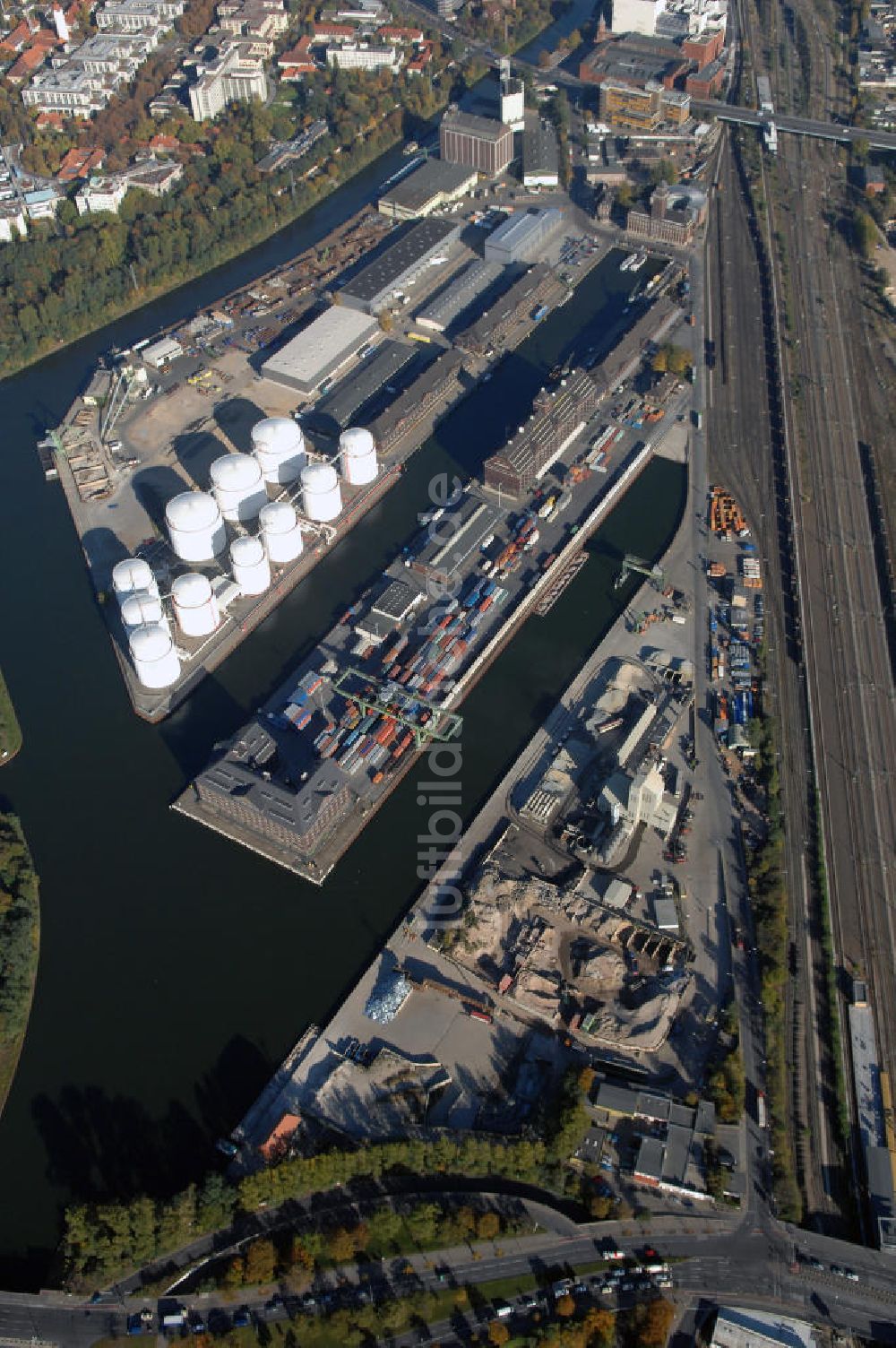 Luftaufnahme Berlin - Berliner Westhafen ist ein Binnenhafen im Ortsteil Moabit des Bezirks Mitte