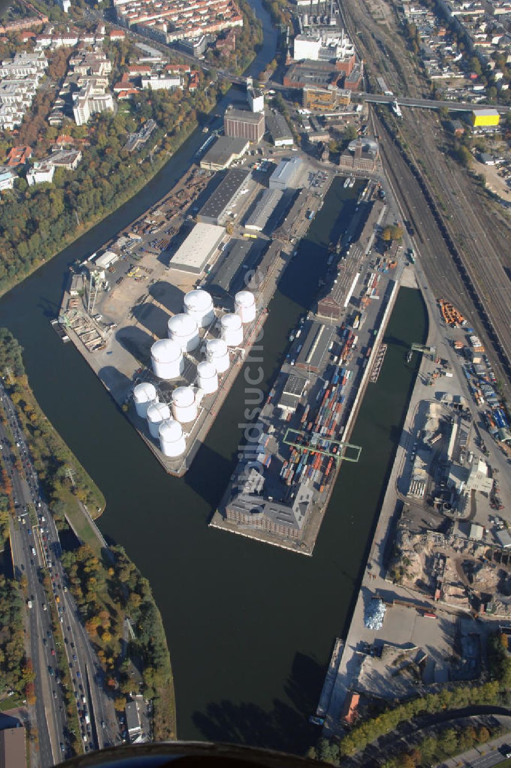 Berlin von oben - Berliner Westhafen ist ein Binnenhafen im Ortsteil Moabit des Bezirks Mitte