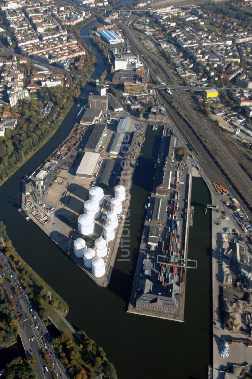 Berlin aus der Vogelperspektive: Berliner Westhafen ist ein Binnenhafen im Ortsteil Moabit des Bezirks Mitte