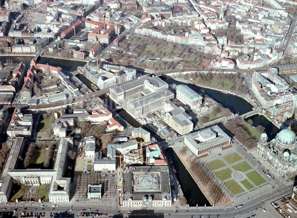 Luftaufnahme Berlin - Berliner Zeughaus mit dem Lustgarten und dem Berliner Dom sowie den Baustellen an der Museumsinsel in Berlin- Mitte.