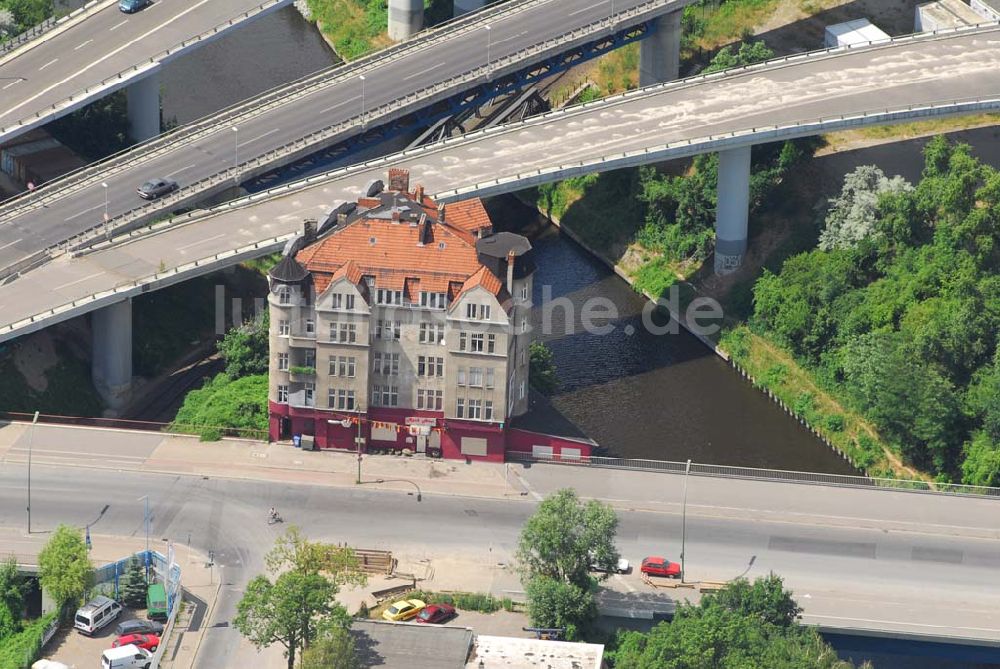 Berlin von oben - Berlins günstigst gelegenes Haus: Gottlieb-Dunkel-Straße 19 - die sogenannte Rattenburg