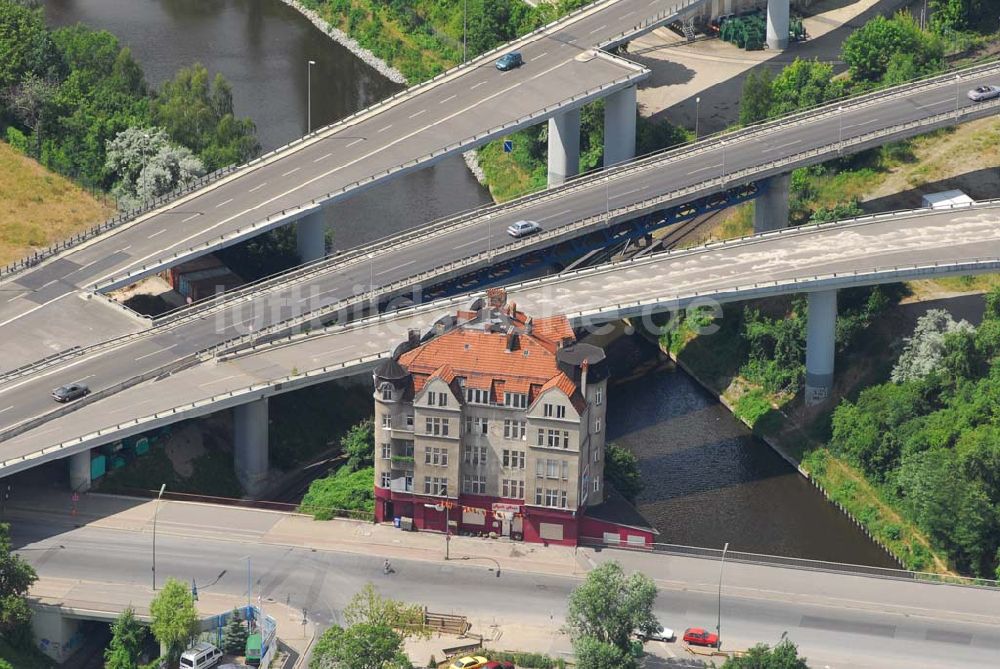 Berlin aus der Vogelperspektive: Berlins günstigst gelegenes Haus: Gottlieb-Dunkel-Straße 19 - die sogenannte Rattenburg