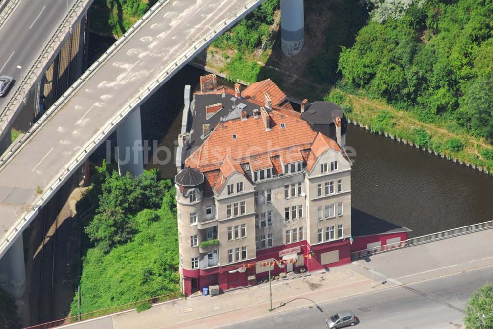 Luftaufnahme Berlin - Berlins günstigst gelegenes Haus: Gottlieb-Dunkel-Straße 19 - die sogenannte Rattenburg