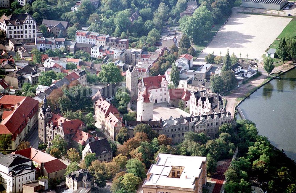 Luftaufnahme Bernburg/ Sachsen-Anhalt - Bernburg / Sachsen-Anhalt Blick auf das Schloß an der Saale in der Stadt Bernburg in Sachsen-Anhalt 20.09.2003