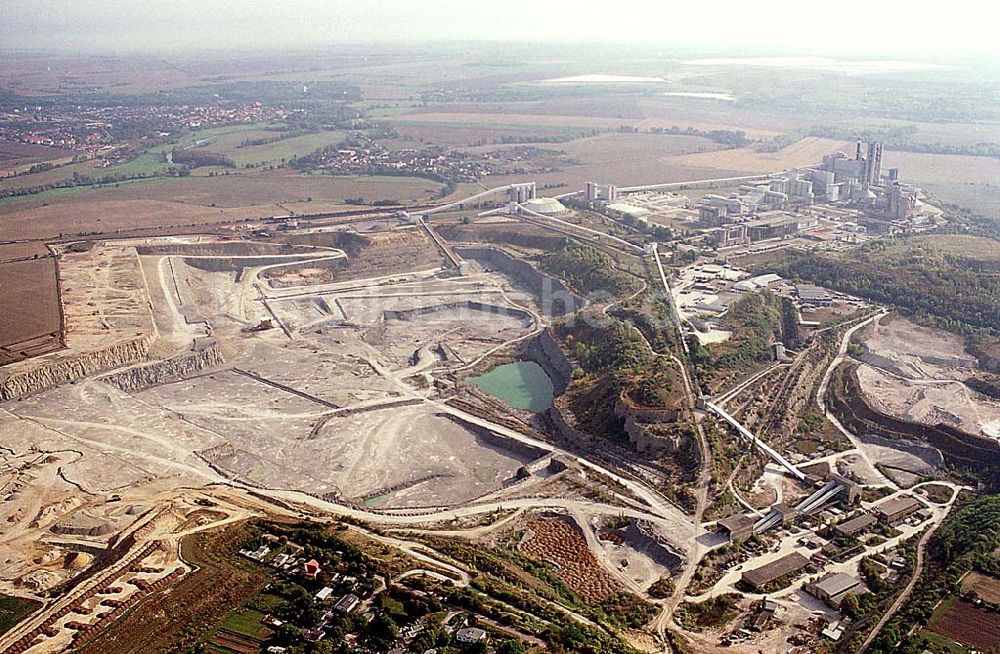 Bernburg/ Sachsen Anhalt von oben - Bernburg/ Sachsen Anhalt Zementwerk