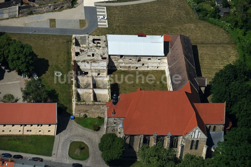 Nienburg (Saale) aus der Vogelperspektive: Überreste des Benediktiner- Klosters Nienburg mit der erhaltenen Klosterkirche in Nienburg (Saale) im Bundesland Sachsen-Anhalt