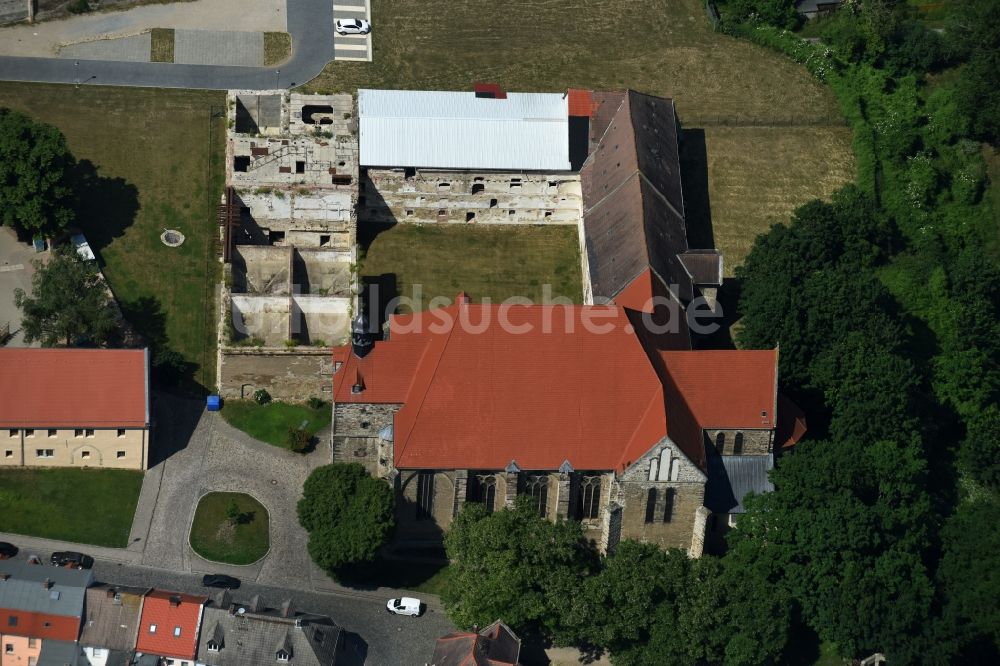 Luftbild Nienburg (Saale) - Überreste des Benediktiner- Klosters Nienburg mit der erhaltenen Klosterkirche in Nienburg (Saale) im Bundesland Sachsen-Anhalt