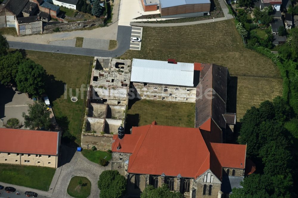 Luftaufnahme Nienburg (Saale) - Überreste des Benediktiner- Klosters Nienburg mit der erhaltenen Klosterkirche in Nienburg (Saale) im Bundesland Sachsen-Anhalt