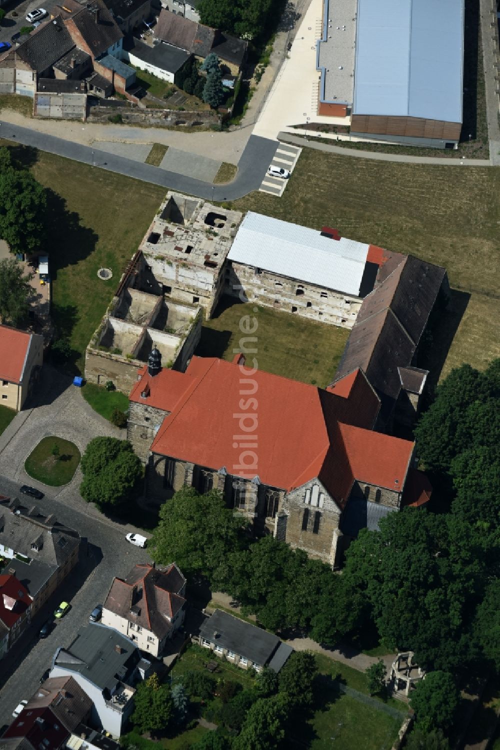 Nienburg (Saale) aus der Vogelperspektive: Überreste des Benediktiner- Klosters Nienburg mit der erhaltenen Klosterkirche in Nienburg (Saale) im Bundesland Sachsen-Anhalt