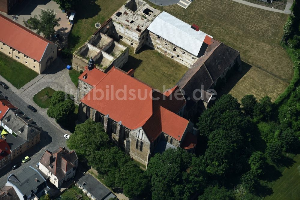 Luftbild Nienburg (Saale) - Überreste des Benediktiner- Klosters Nienburg mit der erhaltenen Klosterkirche in Nienburg (Saale) im Bundesland Sachsen-Anhalt