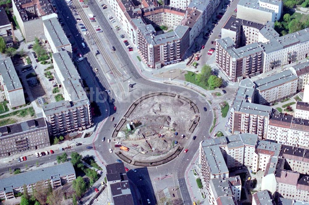 Berlin Frierichshain von oben - 01.05.1995 Bersarin-Platz, Berlin Friedrichshain