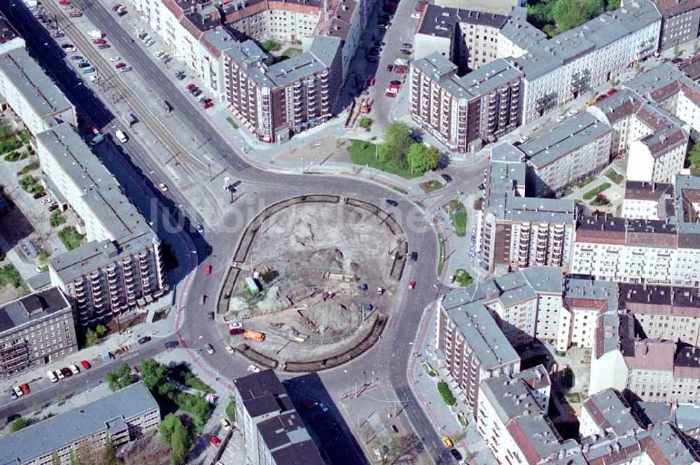 Berlin aus der Vogelperspektive: 01.05.1995 Bersarin-Platz, Berlin Friedrichshain