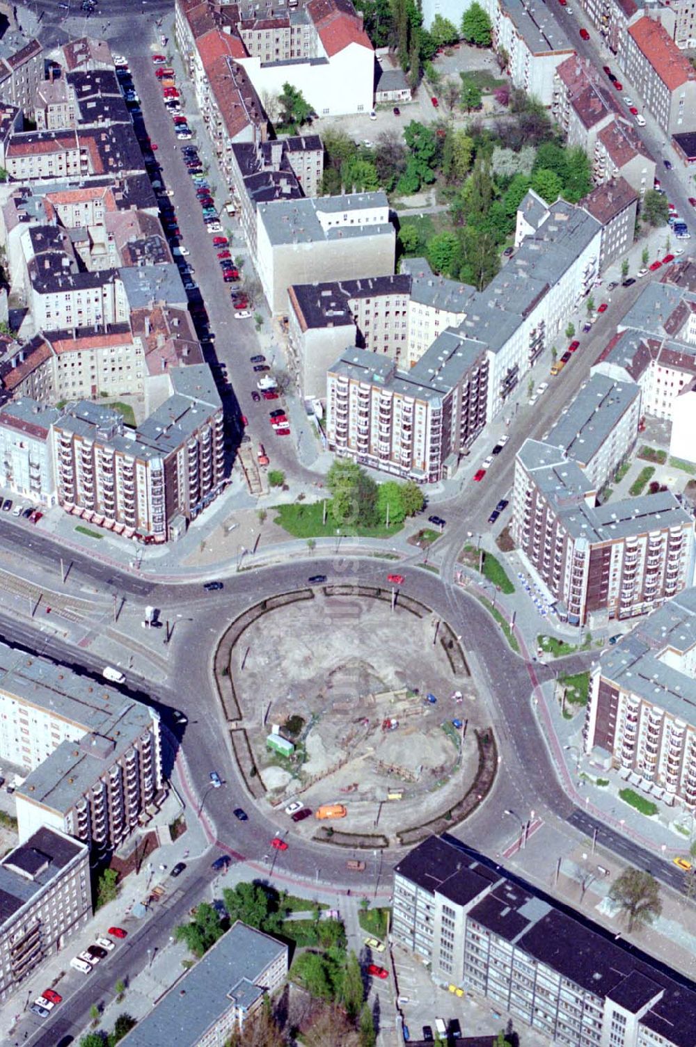 Luftbild Berlin - 01.05.1995 Bersarin-Platz, Berlin Friedrichshain