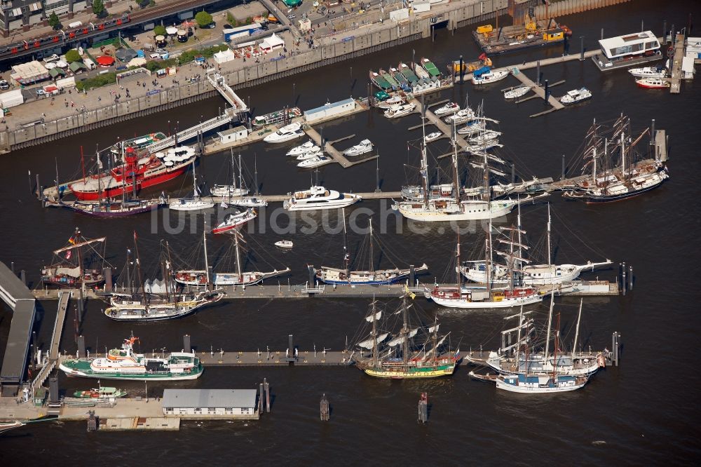 Luftaufnahme Hamburg - Überseebrücke am Hafen in Hamburg