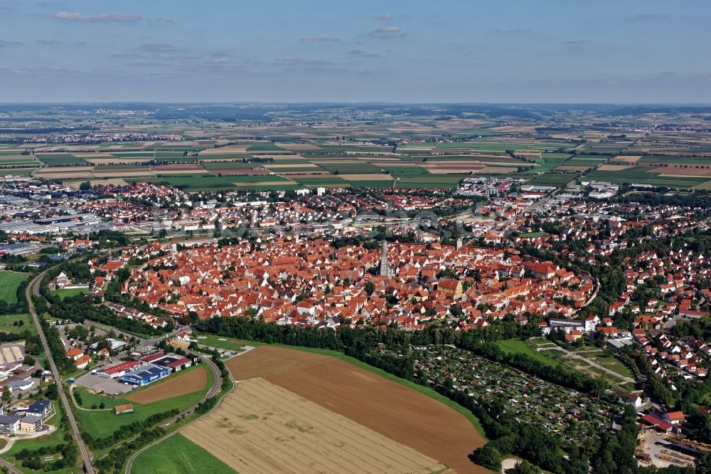 Nördlingen von oben - Übersicht über den Altstadtbereich von Nördlingen im Bundesland Bayern