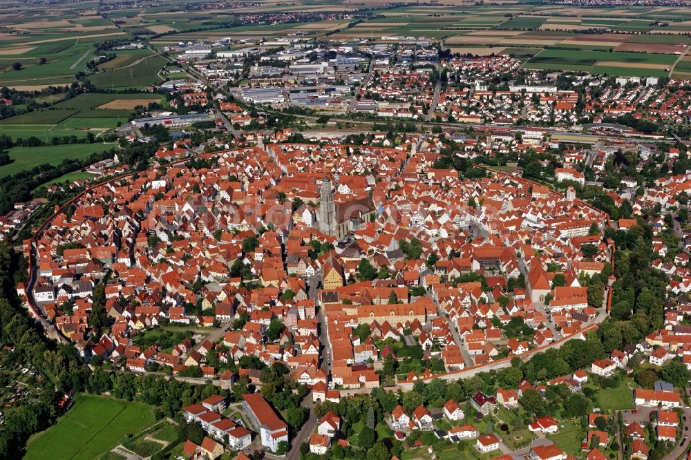 Luftaufnahme Nördlingen - Übersicht über den Altstadtbereich von Nördlingen im Bundesland Bayern