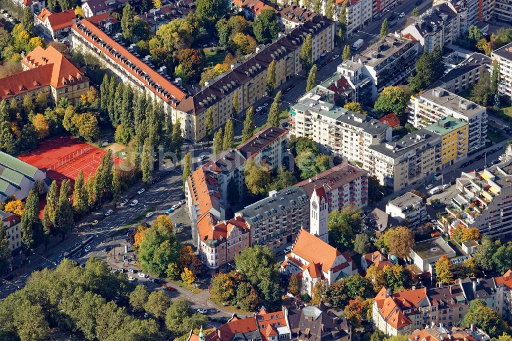 München von oben - Übersicht über den Bereich der Kreuzung Leopoldstraße und Ungererstraße im Stadtteil Schwabing in München im Bundesland Bayern