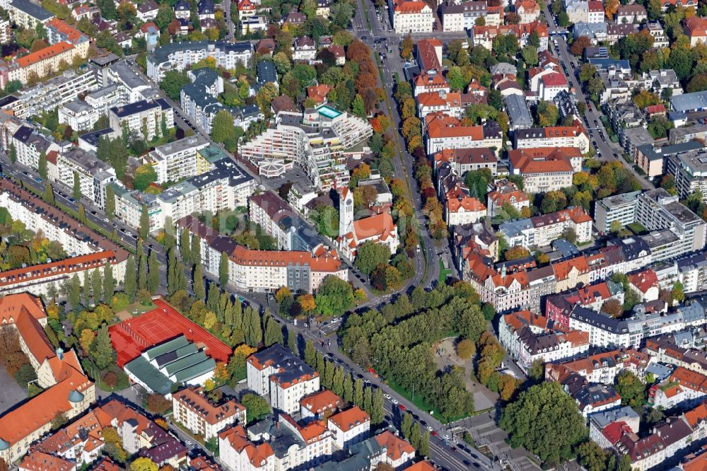 München aus der Vogelperspektive: Übersicht über den Bereich der Kreuzung Leopoldstraße und Ungererstraße im Stadtteil Schwabing in München im Bundesland Bayern