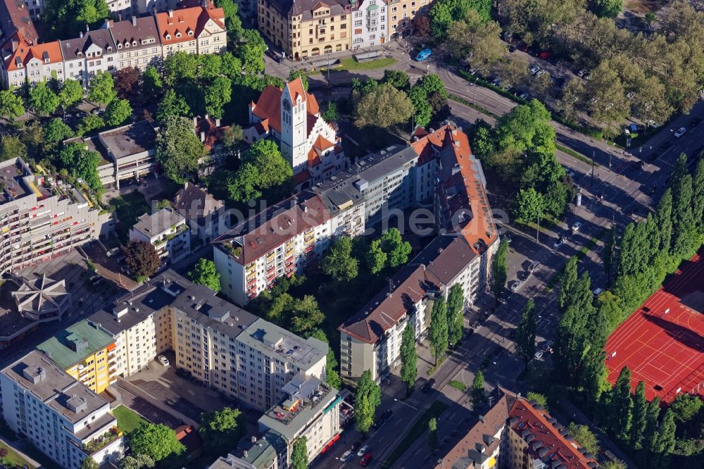 München von oben - Übersicht über den Bereich der Kreuzung Leopoldstraße und Ungererstraße im Stadtteil Schwabing in München im Bundesland Bayern