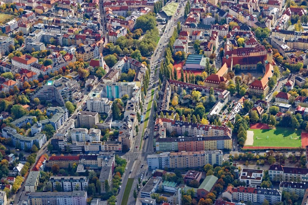 München von oben - Übersicht über den Bereich um die Leopoldstraße im Stadtteil Schwabing in München im Bundesland Bayern