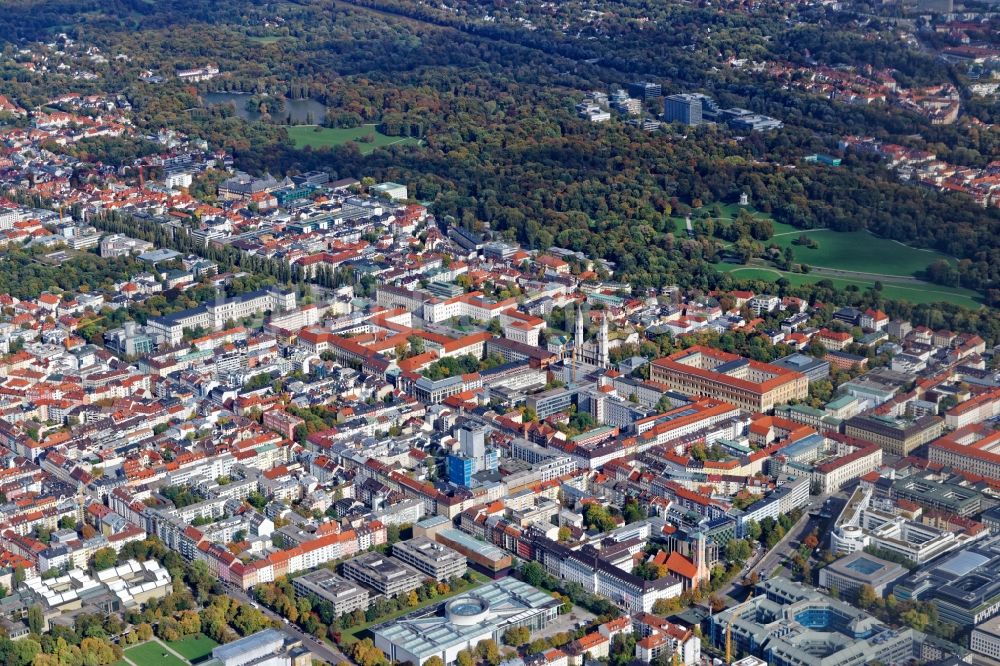 München von oben - Übersicht über den Bereich um die Leopoldstraße im Stadtteil Schwabing in München im Bundesland Bayern