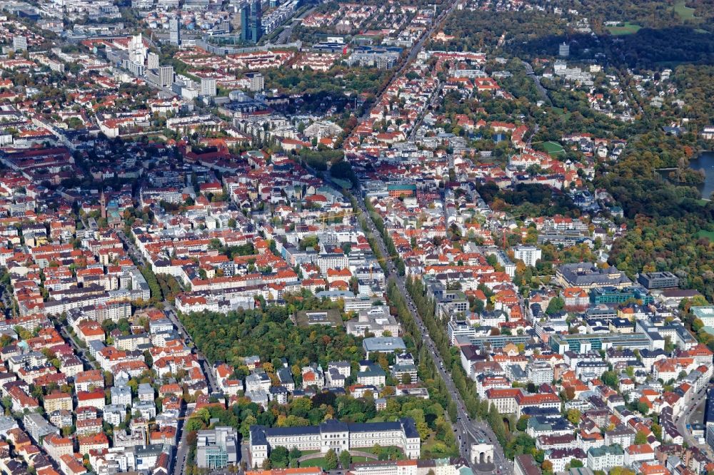 München von oben - Übersicht über den Bereich um die Leopoldstraße im Stadtteil Schwabing in München im Bundesland Bayern