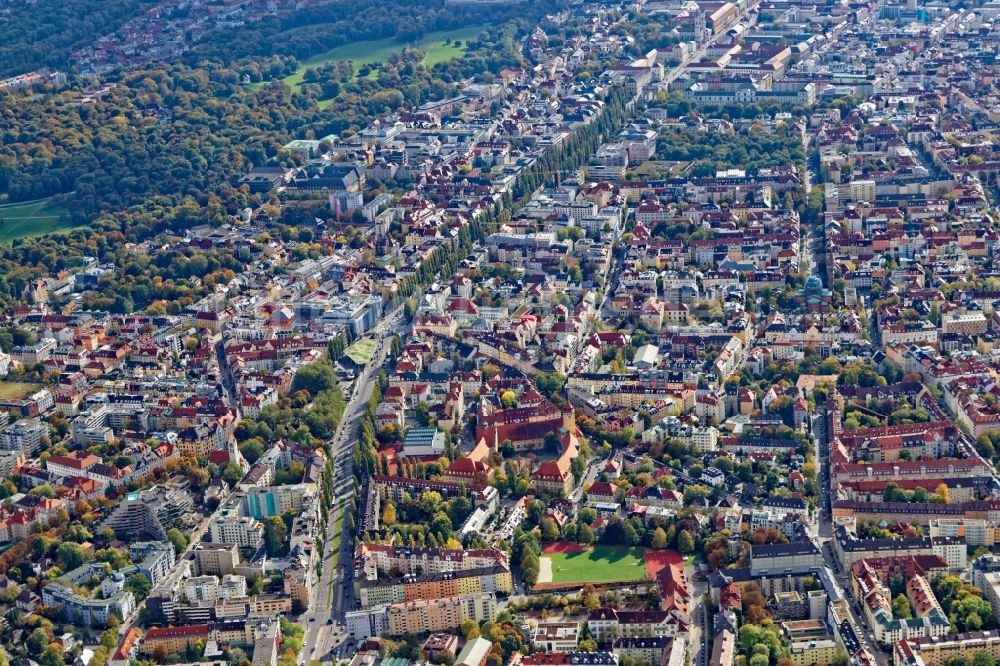 München von oben - Übersicht über den Bereich um die Leopoldstraße im Stadtteil Schwabing in München im Bundesland Bayern