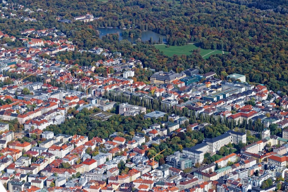 München von oben - Übersicht über den Bereich um die Leopoldstraße im Stadtteil Schwabing in München im Bundesland Bayern