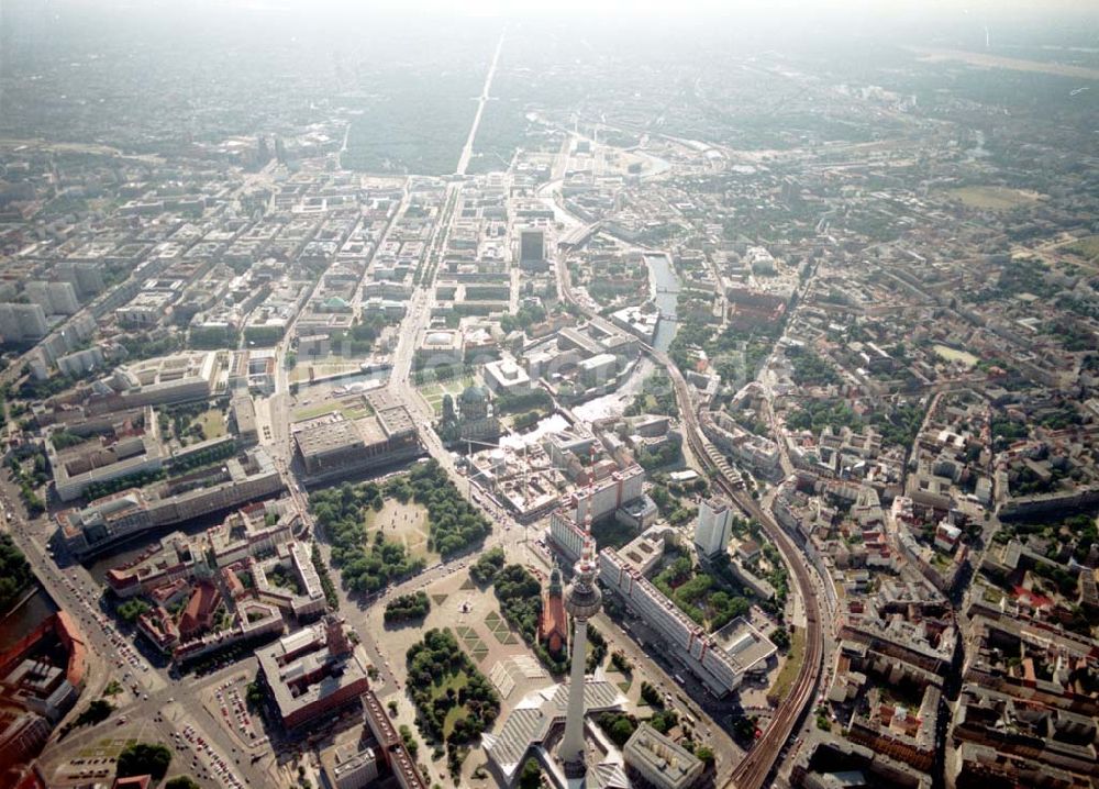 Berlin von oben - Übersicht über Berlin - Mitte mit der Baustelle DOM-AQUAREE der DIFA am Berliner Dom. 08.07.02