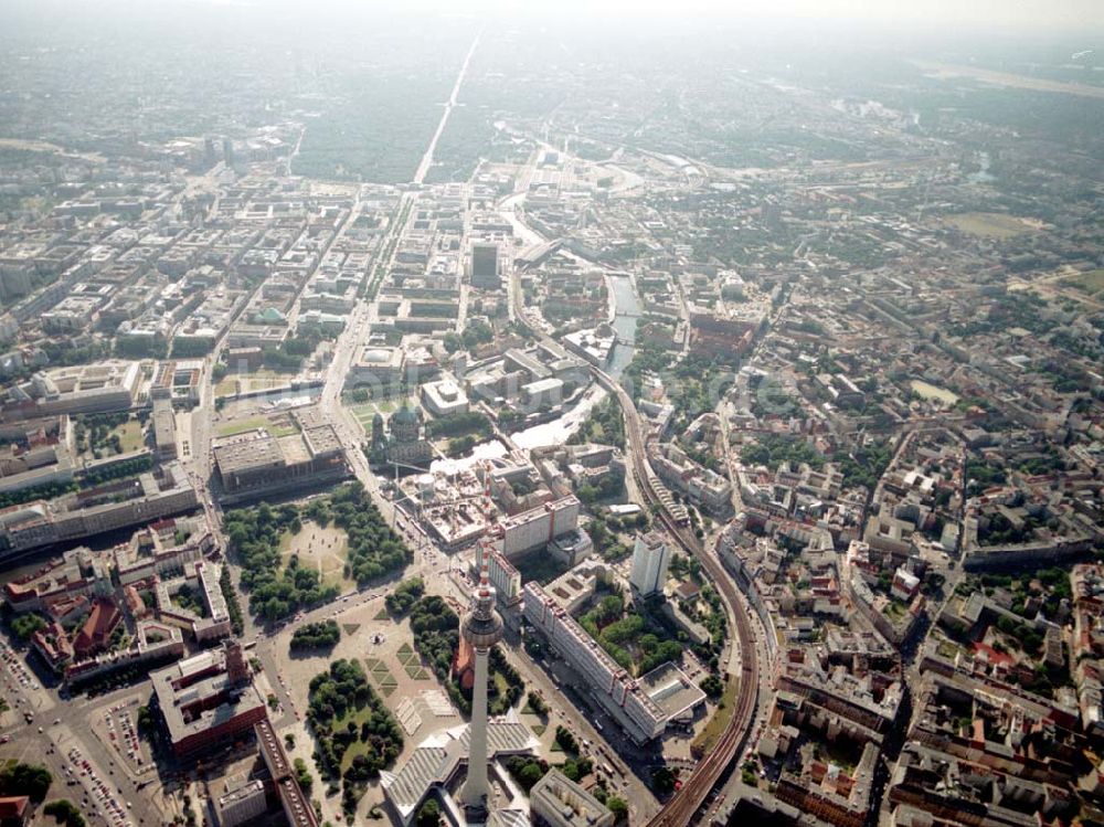 Berlin aus der Vogelperspektive: Übersicht über Berlin - Mitte mit der Baustelle DOM-AQUAREE der DIFA am Berliner Dom. 08.07.02