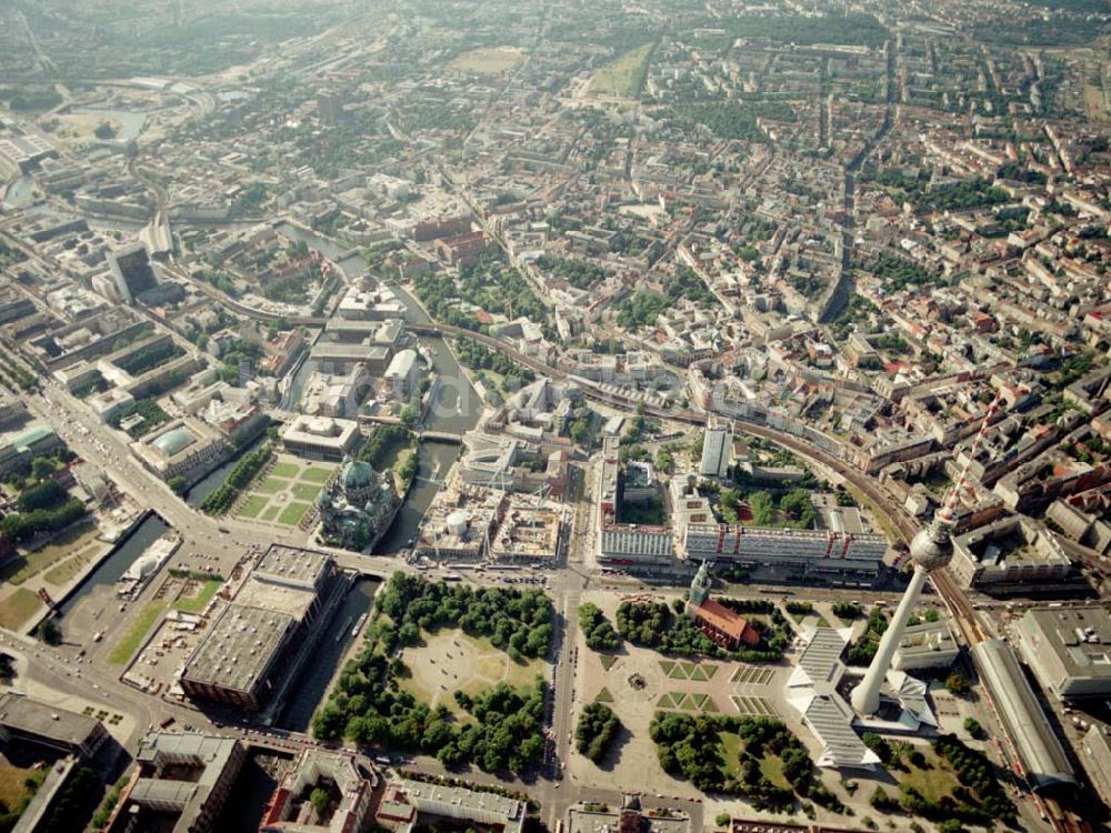 Luftaufnahme Berlin - Übersicht über Berlin - Mitte mit der Baustelle DOM-AQUAREE der DIFA am Berliner Dom. 08.07.02