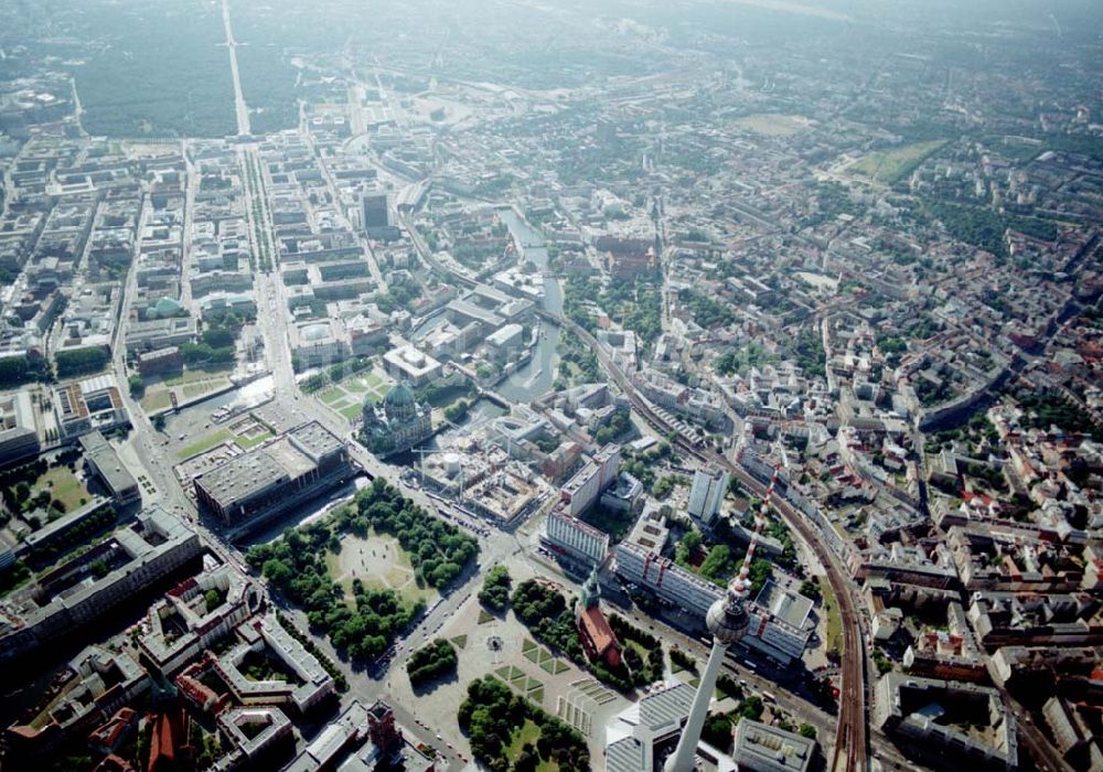 Berlin von oben - Übersicht über Berlin - Mitte mit der Baustelle DOM-AQUAREE der DIFA am Berliner Dom. 08.07.02