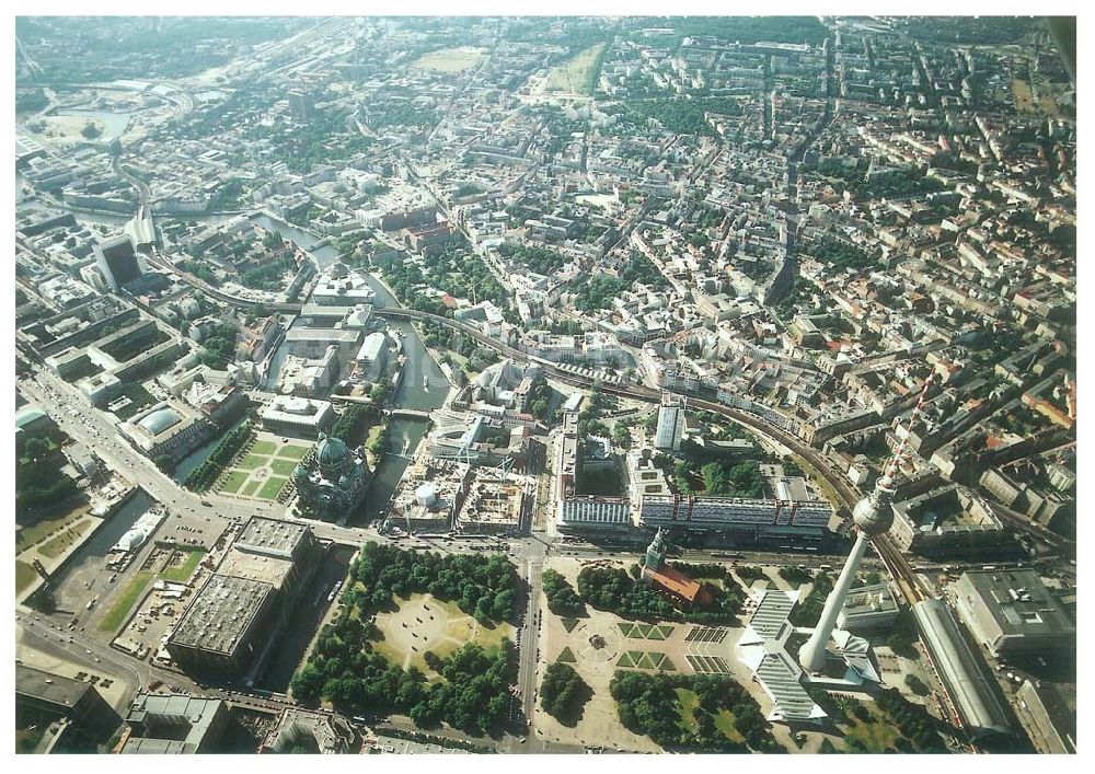 Berlin aus der Vogelperspektive: Übersicht über Berlin - Mitte mit der Baustelle DOM-AQUAREE der DIFA am Berliner Dom. 08.07.02