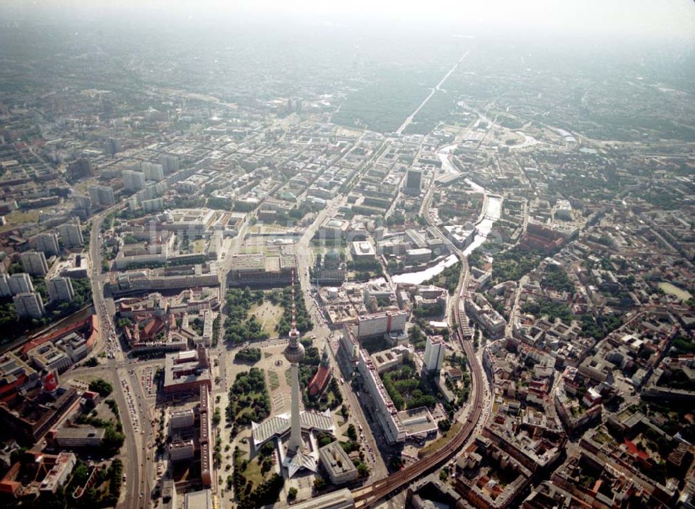 Luftbild Berlin - Übersicht über Berlin - Mitte mit der Baustelle DOM-AQUAREE der DIFA am Berliner Dom. 08.07.02