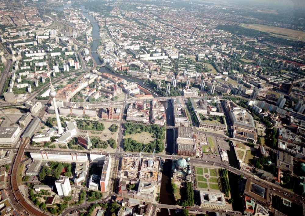 Luftaufnahme Berlin - Übersicht über Berlin - Mitte mit der Baustelle DOM-AQUAREE der DIFA am Berliner Dom. 08.07.02