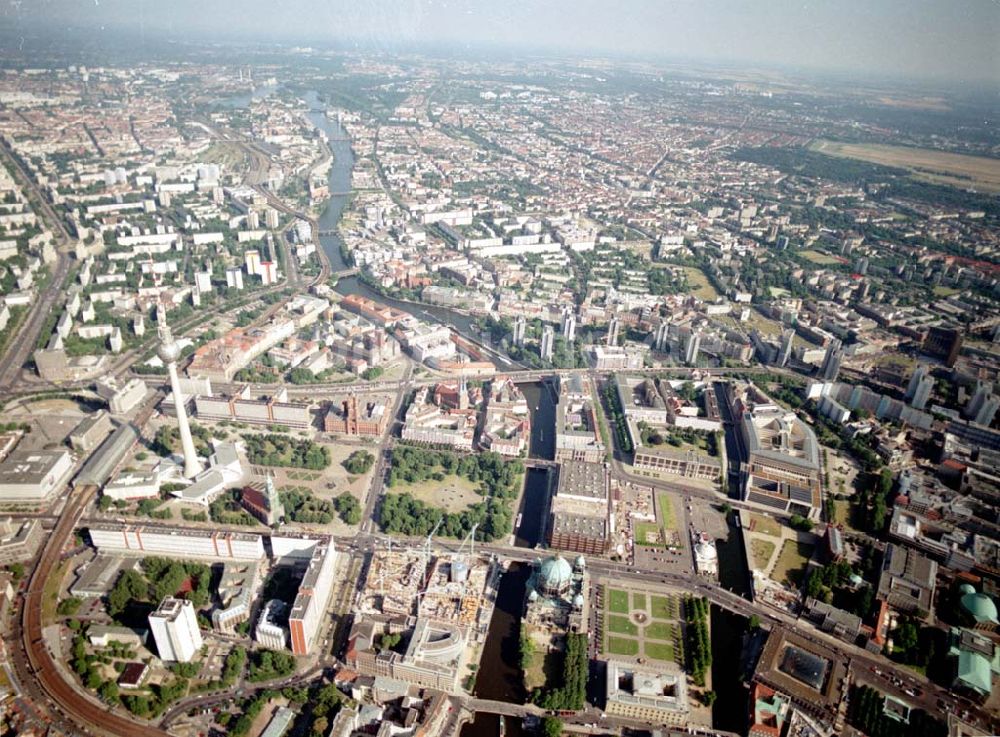 Berlin von oben - Übersicht über Berlin - Mitte mit der Baustelle DOM-AQUAREE der DIFA am Berliner Dom. 08.07.02