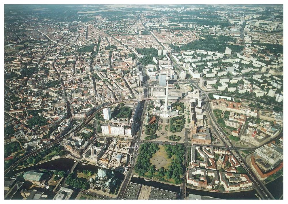 Berlin aus der Vogelperspektive: Übersicht über Berlin - Mitte mit der Baustelle DOM-AQUAREE der DIFA am Berliner Dom. 08.07.02