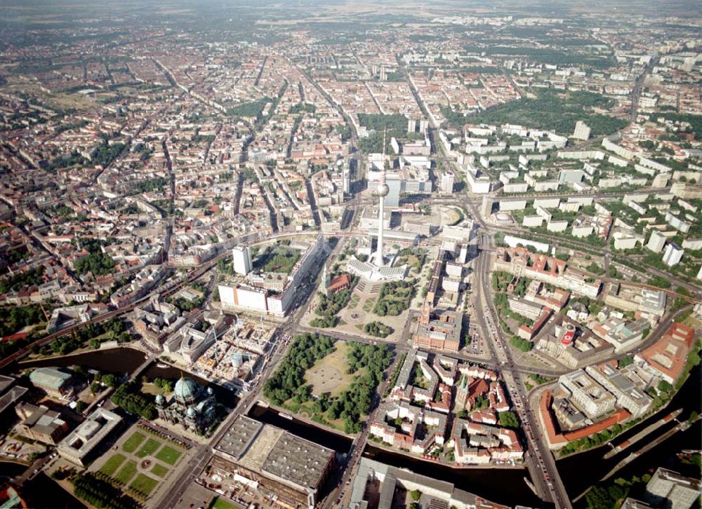 Luftbild Berlin - Übersicht über Berlin - Mitte mit der Baustelle DOM-AQUAREE der DIFA am Berliner Dom. 08.07.02