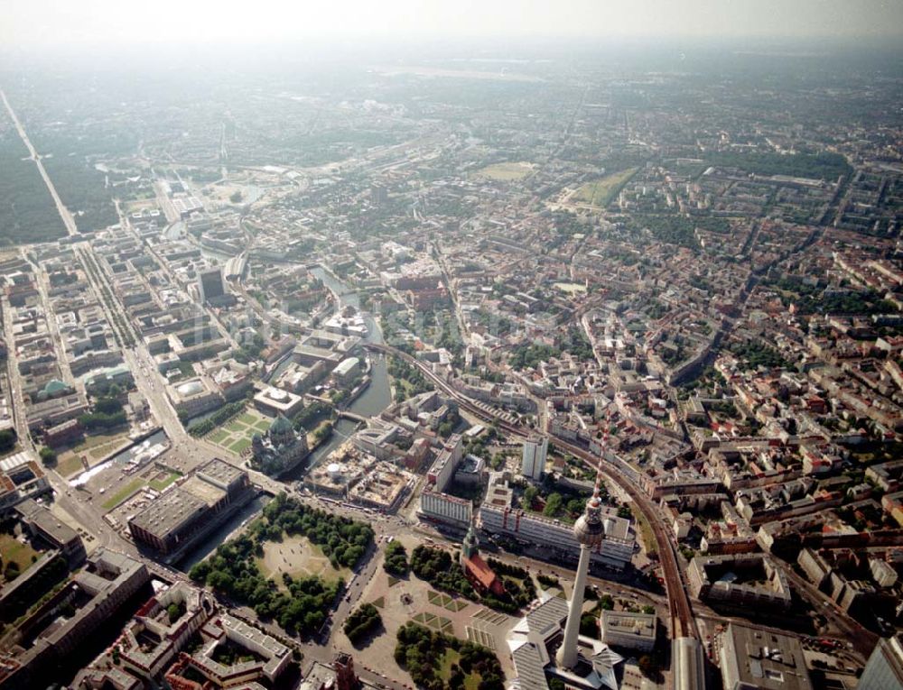 Luftaufnahme Berlin - Übersicht über Berlin - Mitte mit der Baustelle DOM-AQUAREE der DIFA am Berliner Dom. 08.07.02