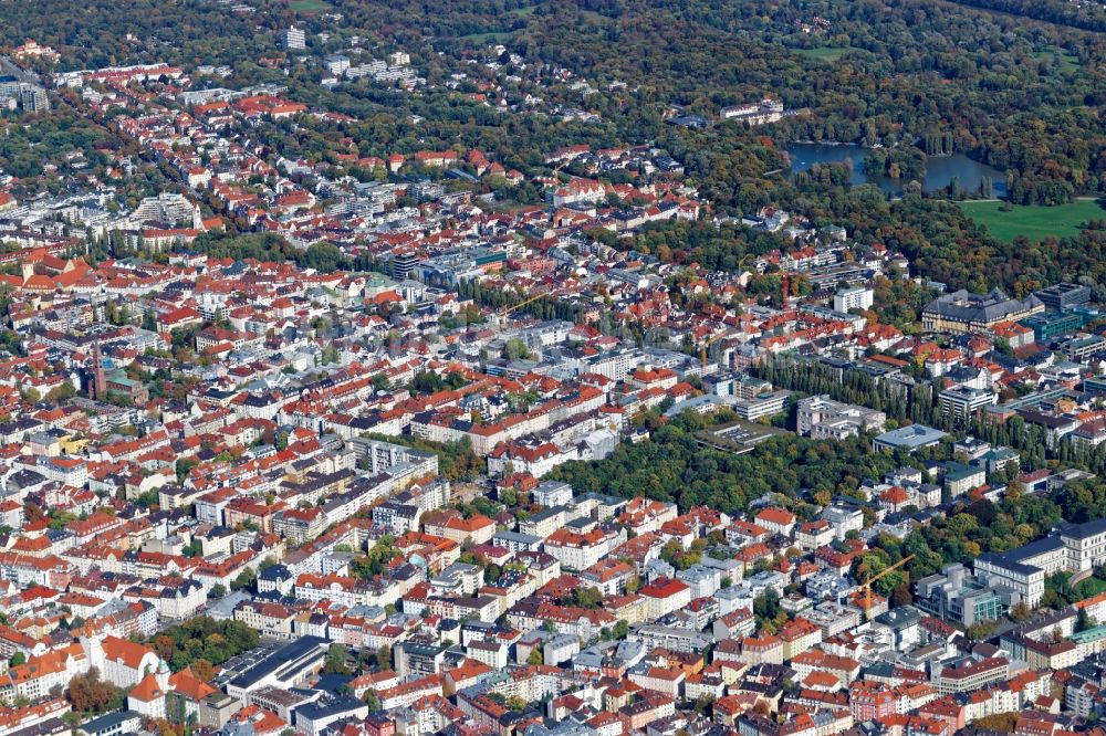 Luftaufnahme München - Übersicht über den Stadtteil Schwabing im Stadtgebiet in München im Bundesland Bayern, Deutschland